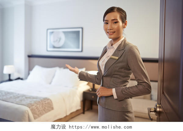 年轻的酒店服务员为客户介绍酒店双人间